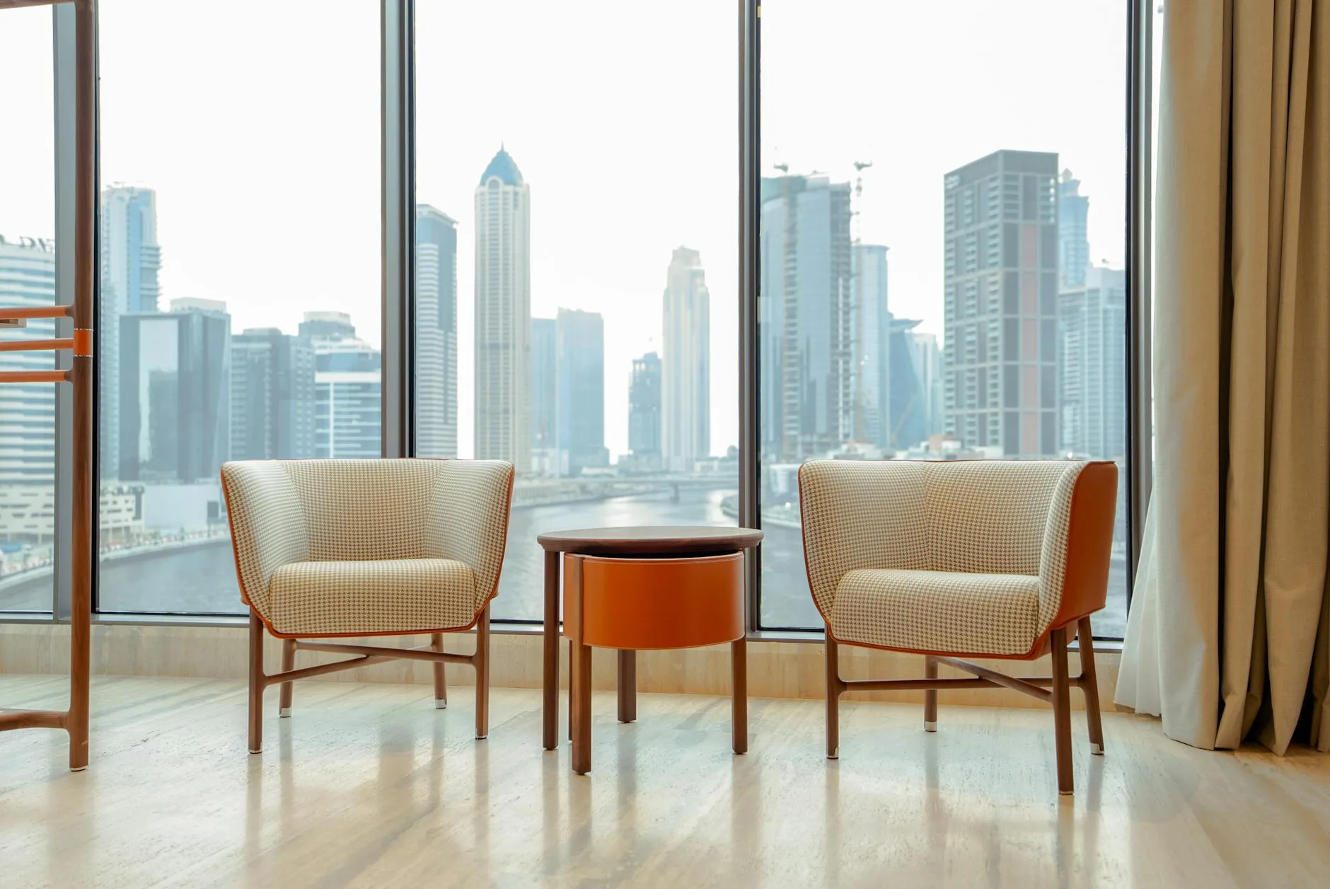 Luksusowy salon w apartamencie z panoramicznym widokiem na miasto