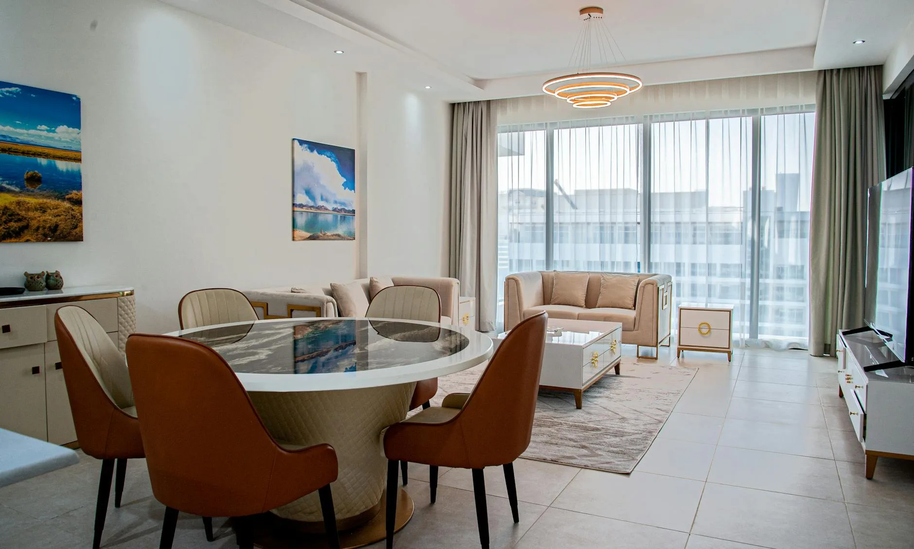Nowoczesny, przestronny salon z eleganckimi meblami w apartamencie w wieżowcu